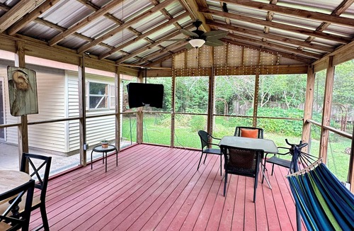 Highlands - Perkins House | Spacious 4-bedroom 2.5 bathroom haven in Baton Rouge near LSU Campus/hospitals