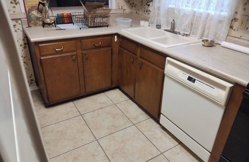 Live Oak House | Spacious 4 BR house AC & WiFi in cool Universal City. Fenced yard, shop, RAFB