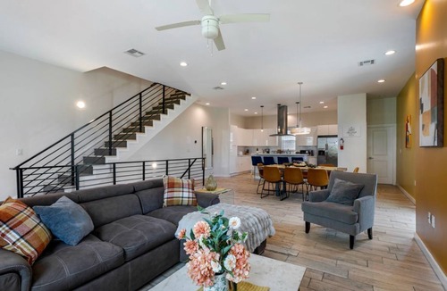 Mid-City House | Spacious 4BR Home w/Pool & Parking !