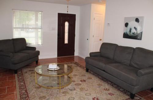 Southside House | Spacious 4BR Near Riverwalk, Missions, Downtown San Antonio