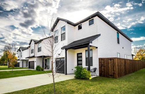 West Dallas House | Spacious 4BR Retreat, Sleeps 10, Backyard, Near Dallas