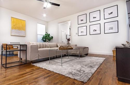 West Dallas House | Spacious 4BR Retreat, Sleeps 10, Backyard, Near Dallas