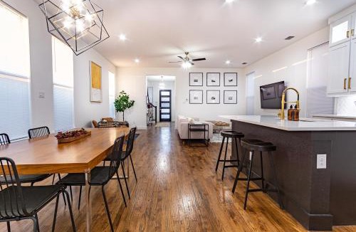 West Dallas House | Spacious 4BR Retreat, Sleeps 10, Backyard, Near Dallas