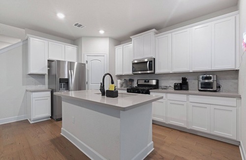 Austin House | Spacious 4BR w/Yard, Near Airport & F1 Circuit in Quiet Neighborhood