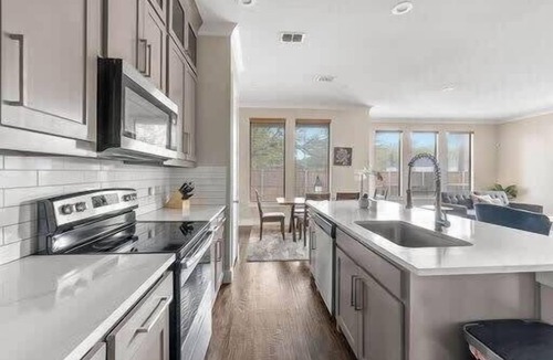 West Dallas House | Spacious 5 Bedroom Dallas Home for Families