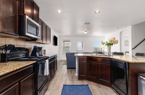 Southside House | Spacious 5 Bedroom-SeaWorld/Lackland Family Retreat