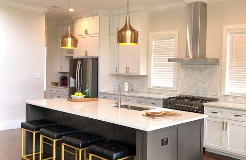 Peak's Suburban Addition Villa | Spacious 5-bedroom villa in Heart of Dallas