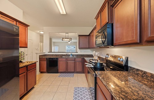 Humble House | Spacious 5BR Home 3.5 Miles to IAH airport Full Kitchen TV & Desk in Every Room