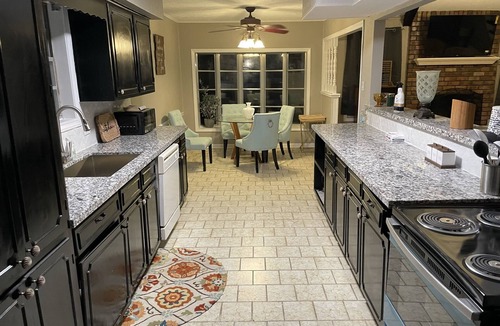 Orange House | Spacious 6-bedroom Home Perfect for Large Groups!