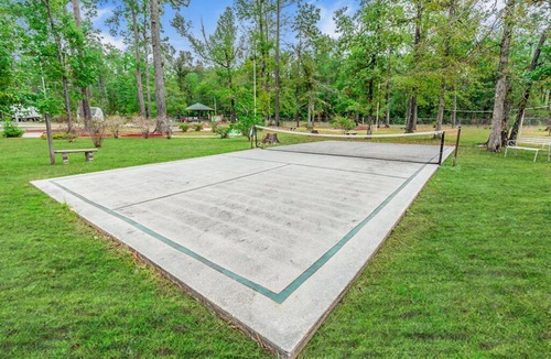 Dry Creek Cabin | Spacious Bunkhouse Rental at Bundick Lake RV Park with Full Amenities