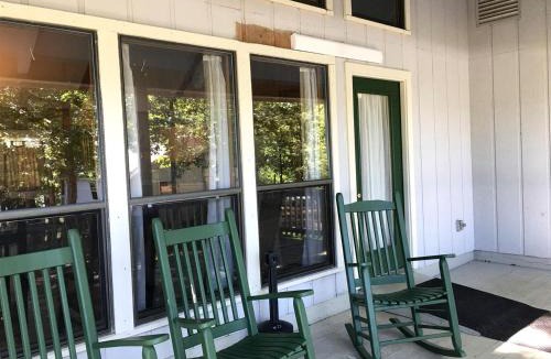 Zwolle House | Spacious Cabin with Resort Amenities and Shared Outdoor Deck near Zwolle, Louisiana
