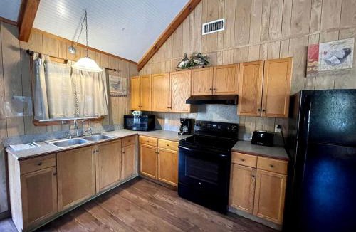 Zwolle House | Spacious Cabin with Resort Amenities and Shared Outdoor Deck near Zwolle, Louisiana