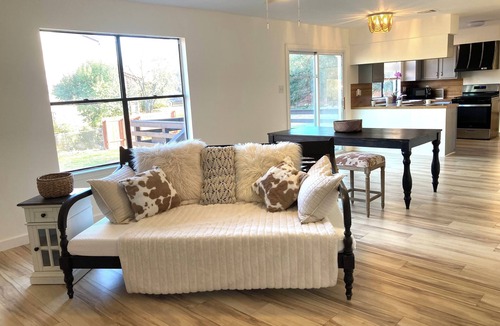 Northwood House | Spacious Castle Retreat in beautiful North Austin, 3 mn from the Domain!