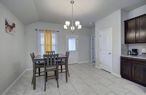 South Side House | Spacious Coastal Retreat · Sleeps 6 · Free WiFi