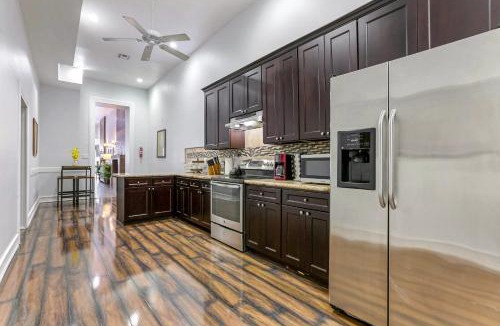 Faubourg Lafayette Apartment | Spacious Condo w Pool & Courtyard Near French Quarter