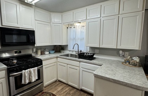 Cleburne House | Spacious&Cozy 3BR/Free WiFi/1.4 miles from DT