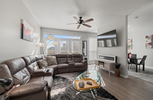 Far North Dallas Apartment | Spacious Dallas Apartment with City Views Near Galleria Mall