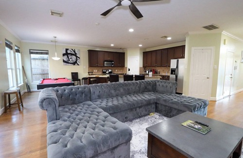 Willow Meadows/Willowbend Area House | Spacious Family Gem: Near NRG Stadium-Med Center - Pool Table - BBQ -11guests