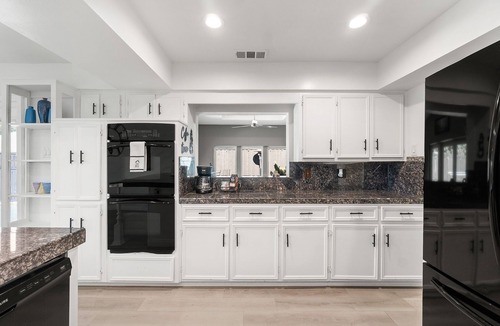 Lake Highlands House | Spacious Home with Heated Pool & Billiard sleep 18