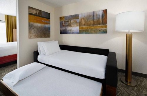 Southeast Houston Hotel | Spacious Houston Suite w/Complimentary Breakfast, Pool Access & Shuttle Service
