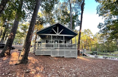 Zwolle Cabin | Spacious Lakefront Cabin with Water Activities near Zwolle, Louisiana