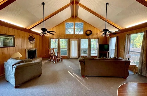Zwolle Cabin | Spacious Lakefront Cabin with Water Activities near Zwolle, Louisiana