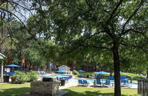 Southbelt/Ellington Apartment | Spacious lakeside apartment minutes from Hobby, NASA, Downtown