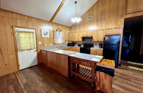 Zwolle Cabin | Spacious Lakeview Lodge & Cabin Combo with Fishing Pier Access near Zwolle, Louisiana