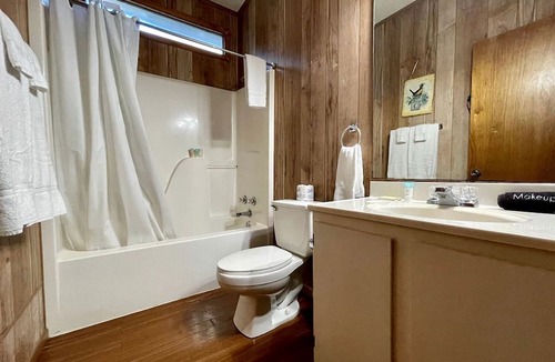 Zwolle Cabin | Spacious Lakeview Triplex Cabin with Water Park Access Near Zwolle, Louisiana