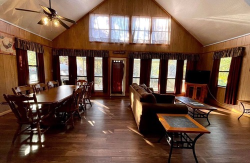Zwolle Cabin | Spacious Luxury Cabin with Resort Amenities Near Zwolle, LA