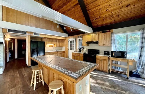 Zwolle Cabin | Spacious Luxury Retreat with Fire Pit & Resort Amenities Near Zwolle, Louisiana