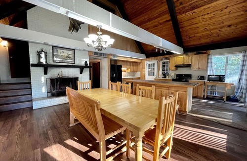 Zwolle Cabin | Spacious Luxury Retreat with Fire Pit & Resort Amenities Near Zwolle, Louisiana