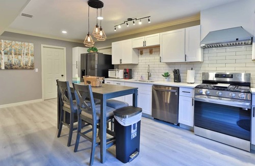 Central Arlington House | Spacious Modern 3BR Retreat—Family-Friendly Comfort & Large Shared Yard