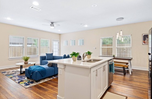 West Dallas House | Spacious Modern Chic 5BR Home in Dallas - 9 Beds!