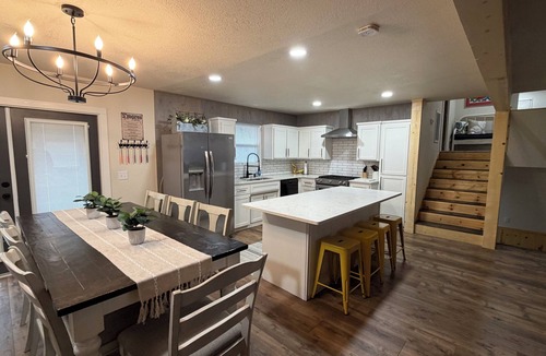Prairie Creek House | Spacious newly renovated family-sized home .5 mi Prairie Creek Marina, Rogers