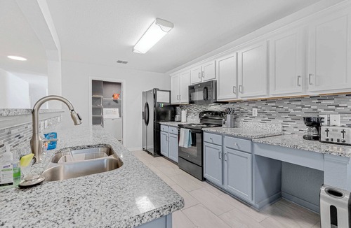 Selma House | Spacious one level 4-bedroom house fully furnished with 2 car garage & backyard