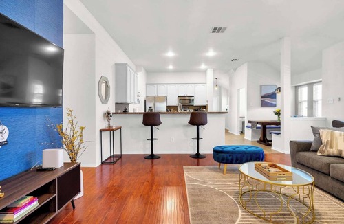 McKinney House | Spacious, pet-friendly Frisco–McKinney home | Sleeps 9 3 bedrooms + flex room, 2 baths, 2 living areas, office spaces, fast Wi-Fi, and a full kitchen with island. Minutes from Craig Ranch, PGA, The Star, shopping, and dining—perfect for families o
