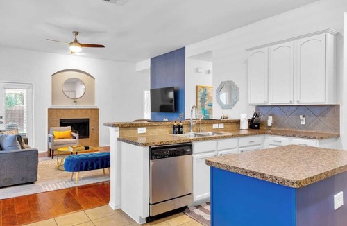 McKinney House | Spacious, pet-friendly Frisco–McKinney home | Sleeps 9 3 bedrooms + flex room, 2 baths, 2 living areas, office spaces, fast Wi-Fi, and a full kitchen with island. Minutes from Craig Ranch, PGA, The Star, shopping, and dining—perfect for families o