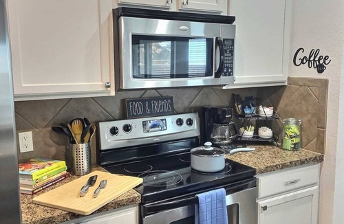 McKinney House | Spacious, pet-friendly Frisco–McKinney home | Sleeps 9 3 bedrooms + flex room, 2 baths, 2 living areas, office spaces, fast Wi-Fi, and a full kitchen with island. Minutes from Craig Ranch, PGA, The Star, shopping, and dining—perfect for families o