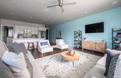 New Orleans Condo | Spacious, Reserved Parking, Pool