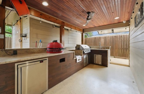 Northside House | Spacious Retreat: Cozy Bedrooms, Gourmet Kitchen & Outdoor Oasis!