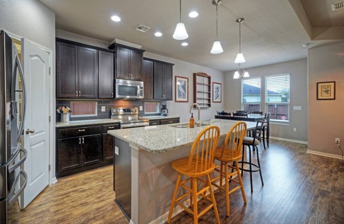 Northwest Corpus Christi House | Spacious Retreat + Game Room + Outdoor Dining + Near Beach and Downtown | Rhumba