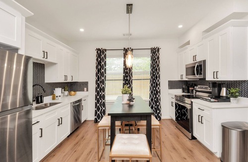 Greater East End House | Spacious Retreat w/Hot Tub - Fully Gated w/Prkng