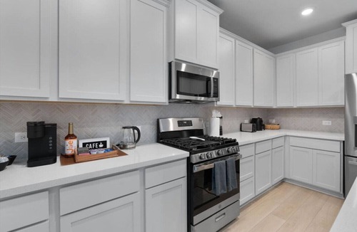Del Valle House | Spacious SE Austin Retreat - Near F1, Tesla, COTA, ABIA - Perfect for Groups