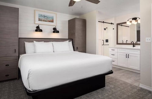 Galveston Hotel | Spacious Seaside Escape! Kitchen, Dining & Sports Courts | Near Galveston Beach