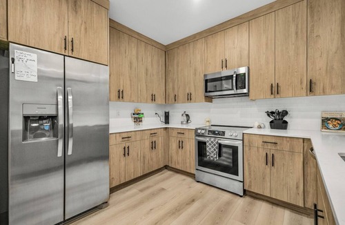 Lincoln Apartment | Spacious Single Level Retreat 2BR/2BA · Near PDX