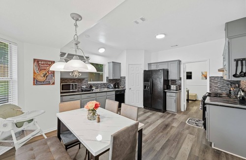 Parker Lane House | Spacious Southern Hideaway in city. Minutes from downtown & airport. Sleeps 11