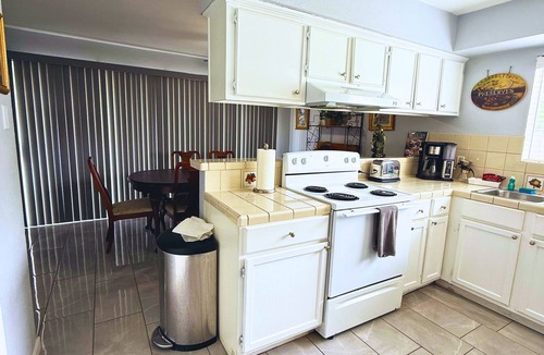 South Side House | Spacious Southside Home 1 King & 1 Queen bed!