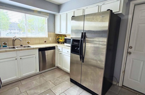 South Side House | Spacious Southside Home 1 King & 1 Queen bed!