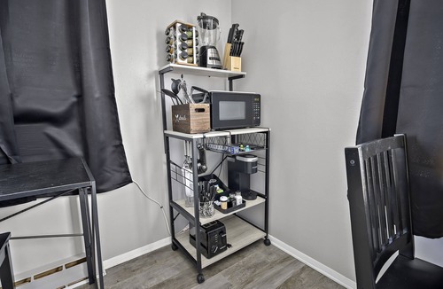 Aurora Apartment | Spacious Studio Apt/Sleeps 2/Extendedstays/Work or Vacation/FREE Wifi & Parking